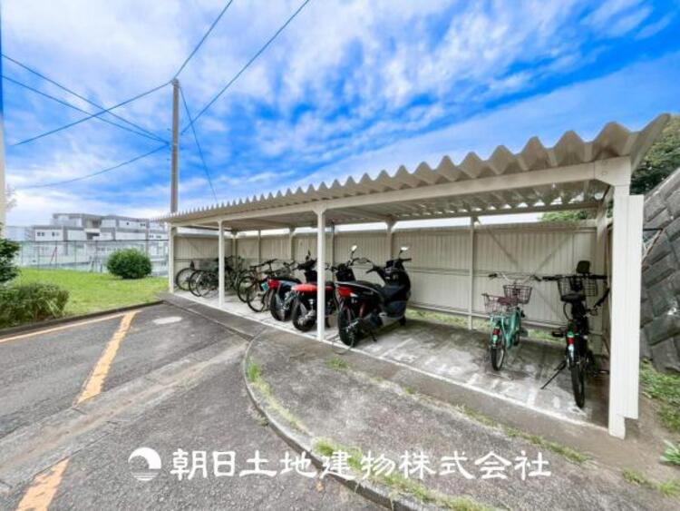 その他 【駐車場】ゆったりとした駐車スペースを確保いたしましたので、大きめのお車でも駐車可能です。自転車やバイクなど、ゆとりのある敷地で置き場所に困ることはないでしょう。