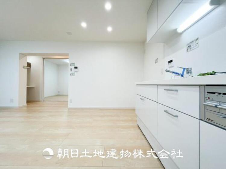 キッチン 【キッチン】日々の生活における家事の動線やリビングとの往来のしやすさに配慮し、お食事の準備や後片付けなどの家事を少しでも楽にするキッチンスペースを目指しました。毎日使う場所だからこそ。ストレスなく使えて、居心地が良くないといけないと思います。