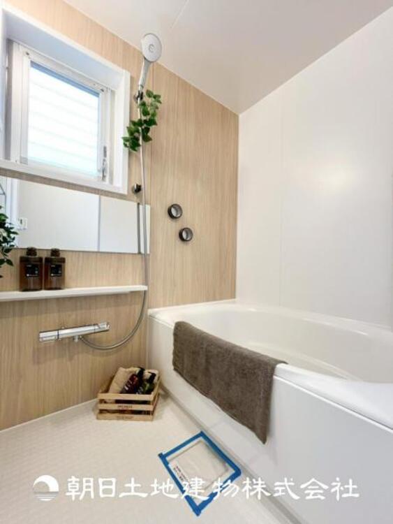 風呂 【浴室】上品な色合いが魅力のバスルームは、ほっと落ち着く空間を作り出しています。広々とした浴槽で体を癒やしながら、疲れを取り除けるような仕様です。お子様と一緒に楽しく入るのもいいですね。