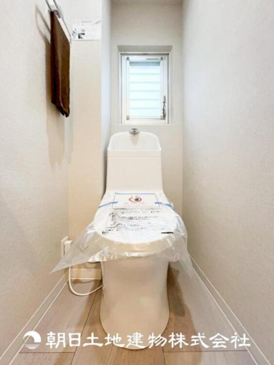 トイレ 【トイレ】家族みんなが毎日使う場所だから。お掃除がしやすい方はいい。いつまでも清潔な空間を保てるように、汚れをふき取り易いフロアと壁紙をチョイス致しました。洗浄便座になっておりますので、とても清潔にご使用いただけます。