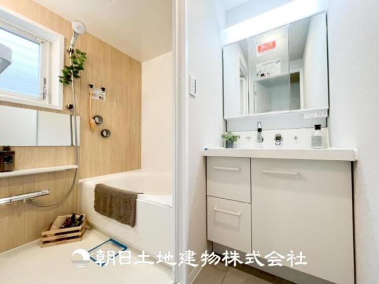 洗面 【洗面化粧台】慌ただしい1日が始まり、充実した1日の終わりを締めくくる洗面所。快適に過ごせることはもちろん、収納や機能性を兼ね備えた洗面化粧台です。快適に過ごせることはもちろん、収納や機能性を兼ね備えた洗面化粧台です。