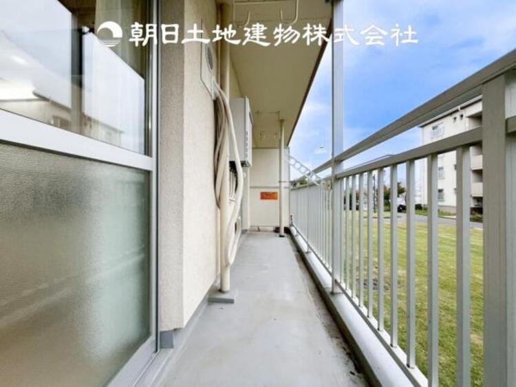 バルコニー 【バルコニー】温かい太陽を感じる事ができるのは、目の前に遮るものが無いから。彼方に広がる風景が絵画のように広がります。