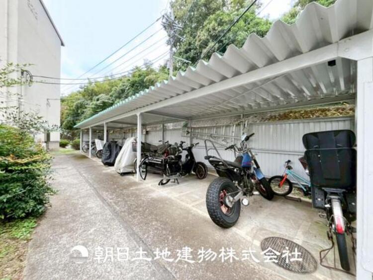 その他 【駐車場】ゆったりとした駐車スペースを確保いたしましたので、大きめのお車でも駐車可能です。自転車やバイクなど、ゆとりのある敷地で置き場所に困ることはないでしょう。