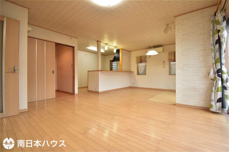 居間 【リビング】約21帖の広々リビングです！室内リフォームのお見積りも弊社までお気軽にどうぞ♪