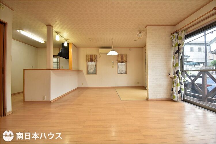 居間 【リビング】約21帖の広々リビングです！南向きの窓から明るい日が差します♪