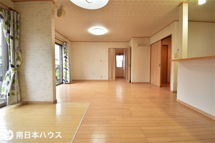 居間 【リビング】約21帖の広々リビングです！使い勝手の良いリビング形状です♪