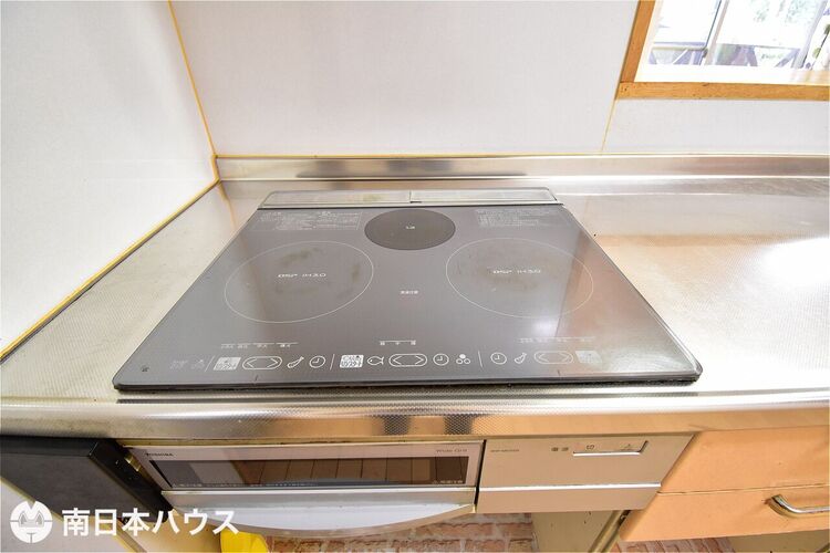 その他 【IHクッキングヒーター】3口のコンロとグリル付き！お手入れのしやすさが魅力のキッチンです！