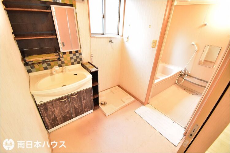 その他 【洗面所】小窓付きの洗面所です！キッチンの裏にあるので水回りの動線が良い間取りです♪