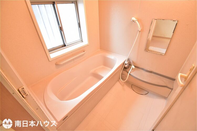 風呂 【浴室】小窓付きの浴室です！リフォームのご相談もお気軽にどうぞ♪