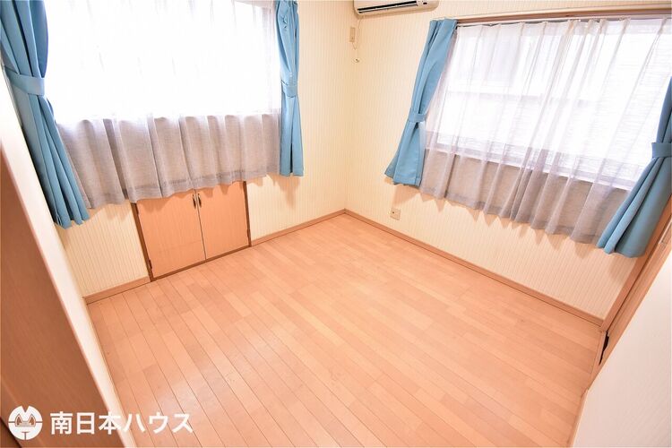 内装 【洋室】4.5帖の洋室です！2面に窓付き！屋根裏収納もあるお部屋です♪