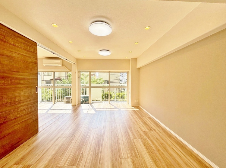 居間 居心地の良い空気感は、暮らしのステージを彩り、心からのやすらぎと満足感を与えてくれます。