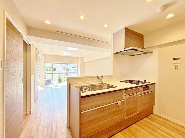 キッチン スマートな意匠と充実の機能を備えたキッチンが、暮らしにおいしい彩りを添えます。