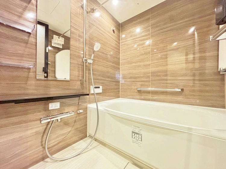 風呂 一日の疲れを癒すバスルームは、心地よいリラックスを叶える清潔感溢れる空間です。