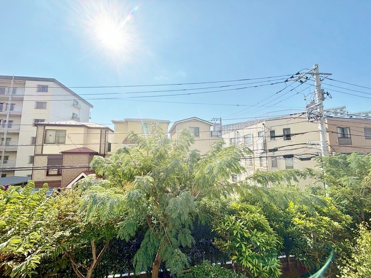 バルコニー 窓を開けると広がる青空。心をリフレッシュして日々を過ごしていきましょう。