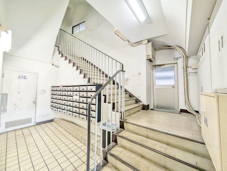 その他 落ち着いた雰囲気の階段。手すりも常設しているので、ゆったりお使いになれます。