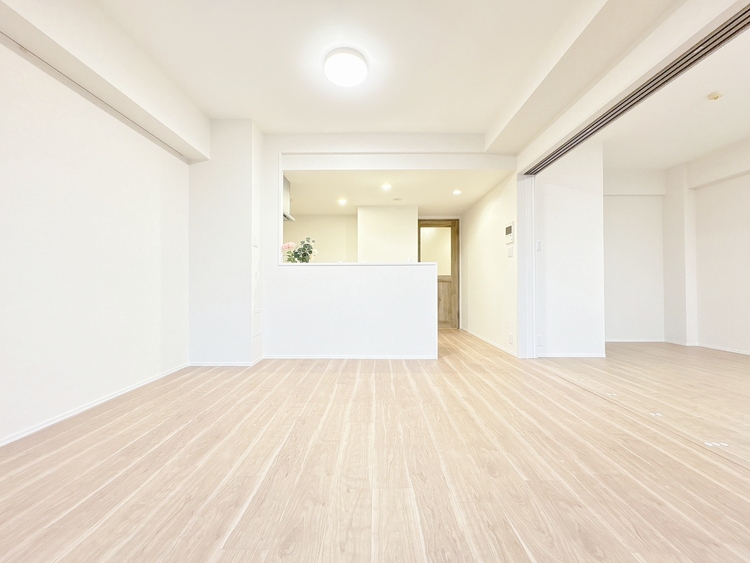 居間 忙しく過ぎゆく日常を置き去るほど、ゆったりした時間が流れるリビング。