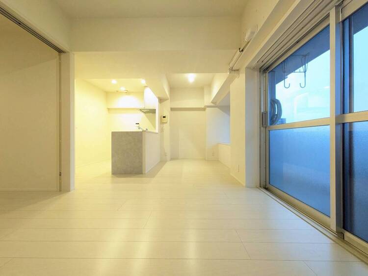 居間 忙しく過ぎゆく日常を置き去るほど、ゆったりした時間が流れるリビング。