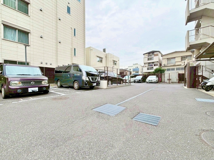 駐車場 本物件の駐車スペースです。車種制限のある場合もございますので、お気軽にお問い合わせくださいませ。