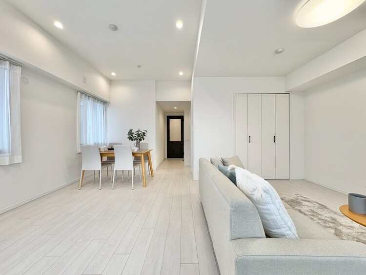 居間 忙しく過ぎゆく日常を置き去るほど、ゆったりした時間が流れるリビング。