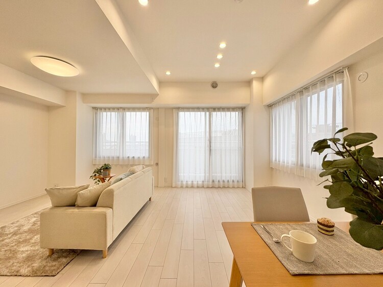 居間 快適に過ごす毎日を求めて、暮らしの中でご自身の「マイホーム」に創り上げてください。