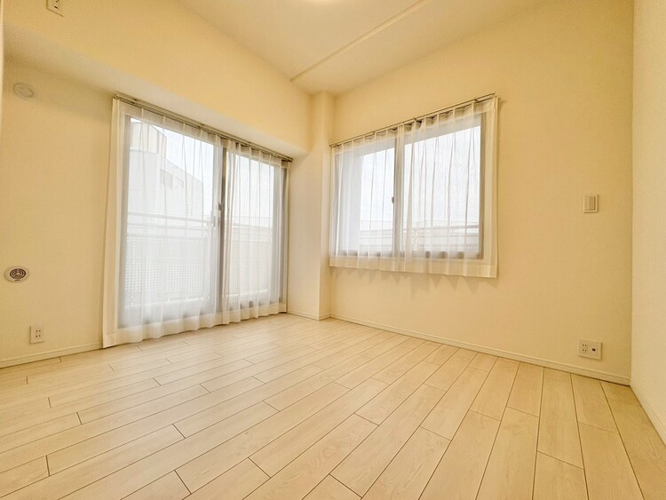 寝室 ベッドも十分に設置するスペースがあります。