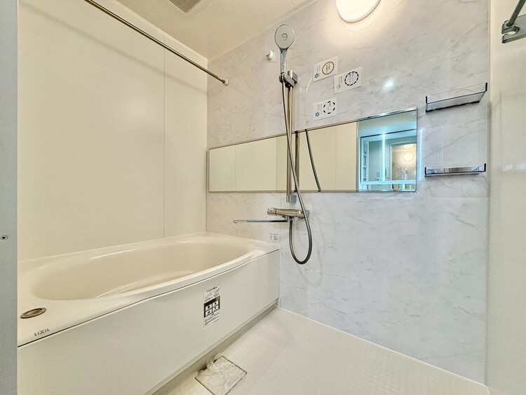 風呂 一日の疲れを癒すバスルームは、心地よいリラックスを叶える清潔感溢れる空間です。