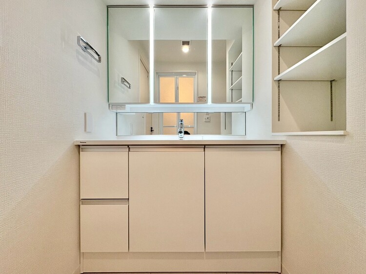 洗面 何かと物が増える場所だからこそ、スッキリと見映えの良い空間に。