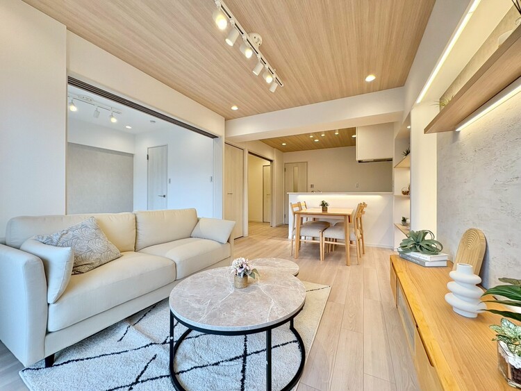 居間 忙しく過ぎゆく日常を置き去るほど、ゆったりした時間が流れるリビング。