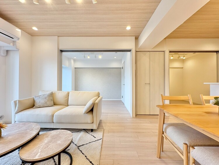 居間 快適に過ごす毎日を求めて、暮らしの中でご自身の「マイホーム」に創り上げてください。