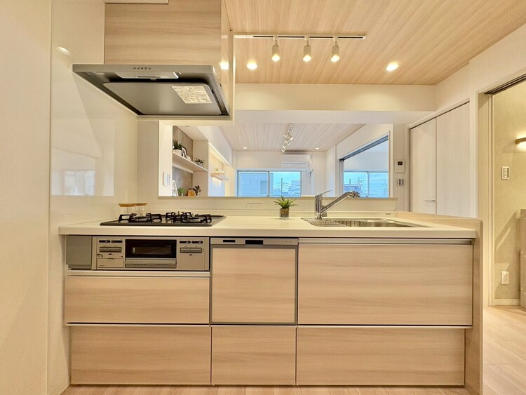 キッチン スマートな意匠と充実の機能を備えたキッチンが、暮らしにおいしい彩りを添えます。