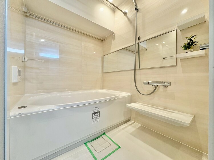 風呂 一日の疲れを癒すバスルームは、心地よいリラックスを叶える清潔感溢れる空間です。