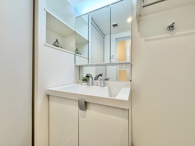 洗面 何かと物が増える場所だからこそ、スッキリと見映えの良い空間に。