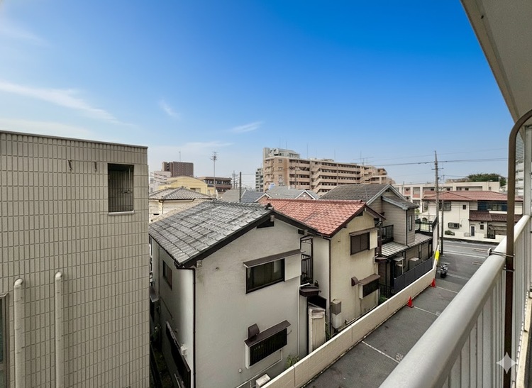 バルコニー 窓を開けると広がる青空。心をリフレッシュして日々を過ごしていきましょう。
