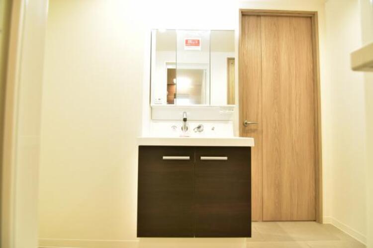 洗面 清潔感のあるワイドな洗面台は収納力もあり、いつでもすっきりとした洗面室に。