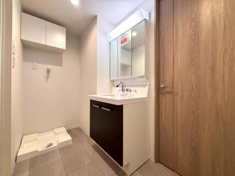 洗面 ランドリースペースはしっかりと広さを確保。清潔感のあるカラーで統一されています。