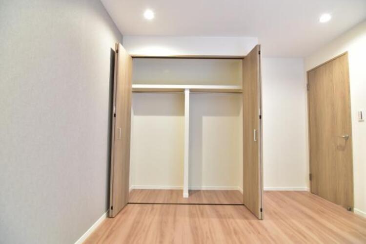 収納 クローゼットには棚やハンガーパイプが備えられているので、大切なお洋服にしわを付けずにそのまましまうことが出来ます。思い出と一緒に大切に保管しましょう。