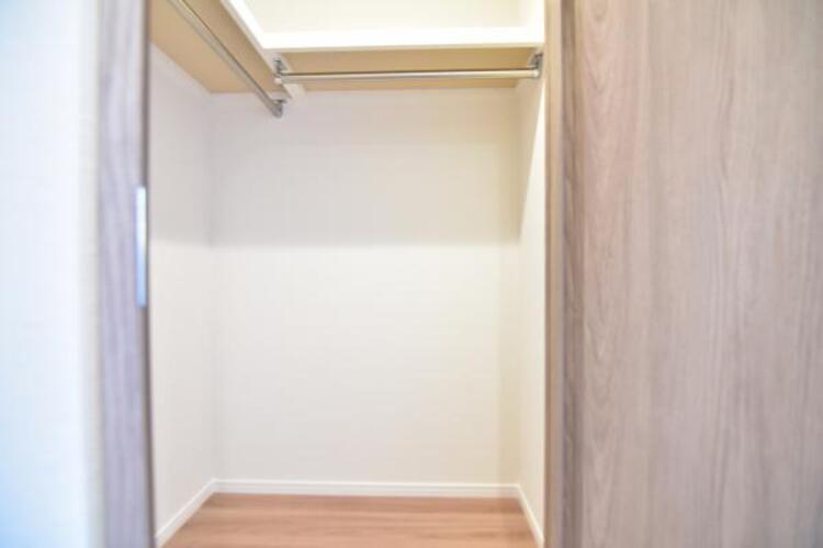 収納 たくさんの洋服をかけてもシワになりにくいウォークインクローゼット。洋服以外にも、普段使わない家電やスーツケース、ストック品など何でも片付く嬉しい空間です。