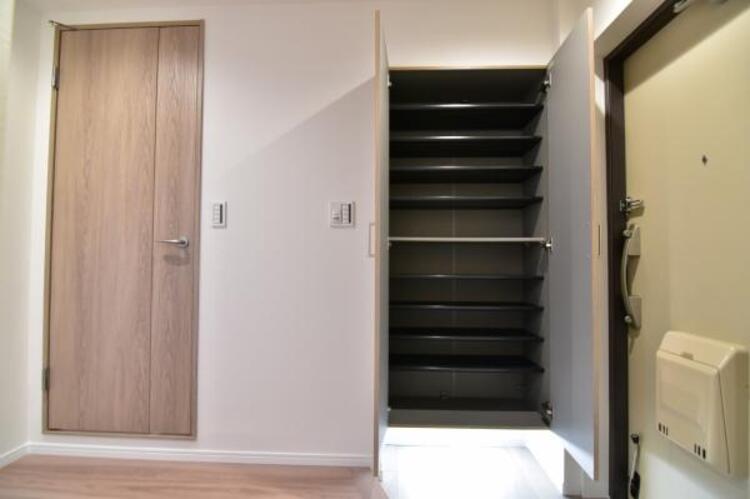 収納 背の高い大型のシューズボックスには靴やブーツなどがたくさん収納可能。