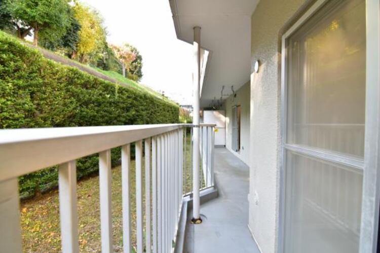 バルコニー 陽の光に照らされるバルコニーを爽やかな涼風が吹き抜けていきます。心を落ち着かせ開放してくれる眺望が今日も家族を包み込みます。