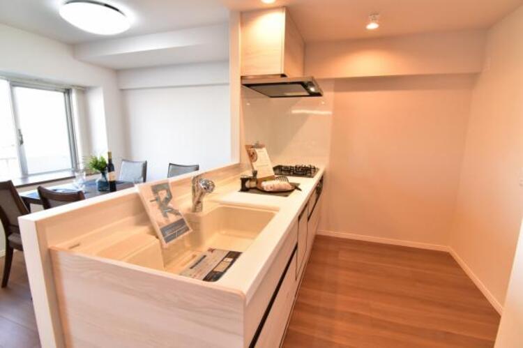 キッチン リビング全体が見渡せる対面式システムキッチン。お子様達がいつもママのそばにいられる安心感も生まれます。食事の用意をしながらご家族との会話も弾み笑顔溢れる空間です。