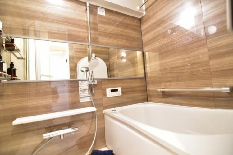 風呂 高級感を演出する内装の浴室は、心休まるくつろぎのスペースにも癒しのスペースにもなる空間です。