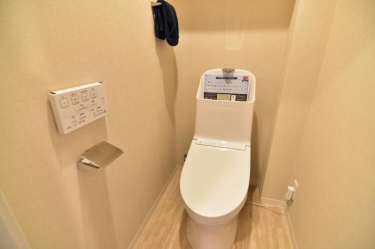 トイレ 白を基調としたウォシュレットトイレは清潔感あるプライベート空間を演出します。