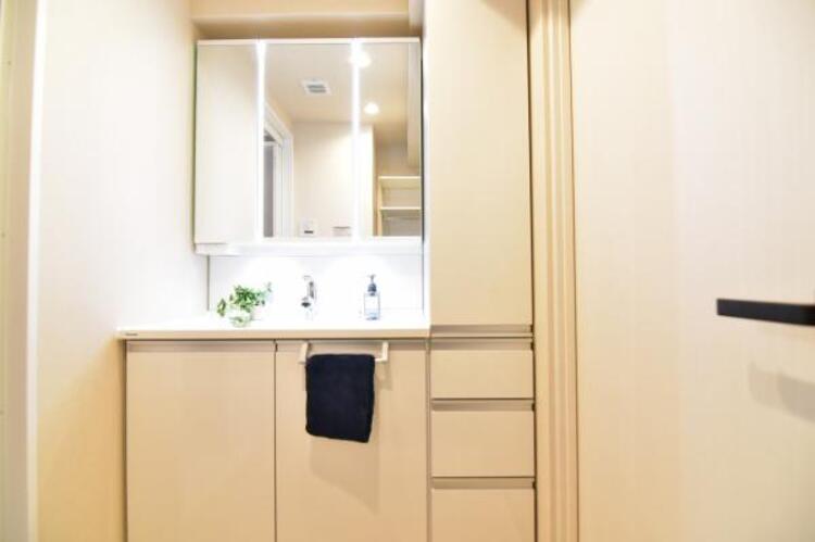 洗面 清潔感と機能性を備え一日の始まりと終わりを心地よく演出してくれるパウダールームです。