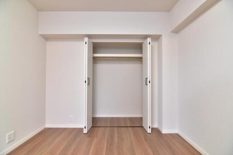 収納 クローゼットには棚やハンガーパイプが備えられているので、大切なお洋服にしわを付けずにそのまましまうことが出来ます。