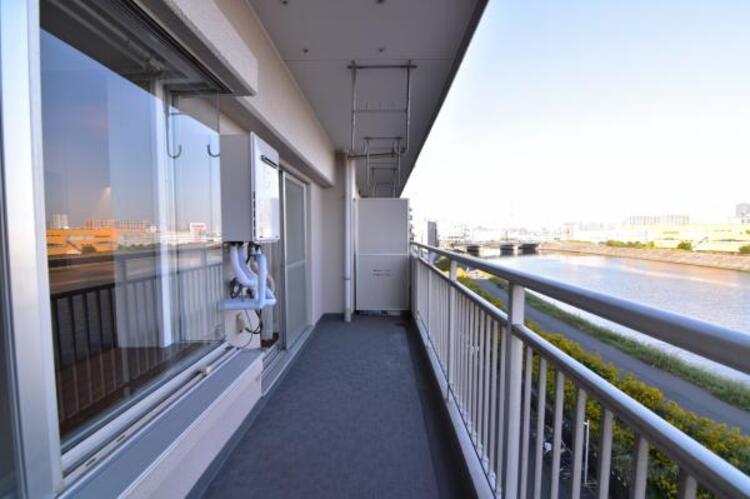 バルコニー 伸びやかな眺望が広がるバルコニー。爽やかな風を感じて、心躍る素敵な暮らしがはじまります！