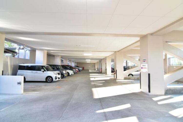 駐車場 マンションの敷地内に設けられた駐車スペースなので重い荷物の出し入れの負担を最小限に抑えられます。