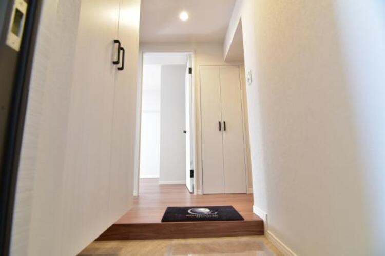 その他 一日の始まりと終わりはこちらの玄関から。今後ご家族の「行ってきます」「ただいま」が行き交う空間となるでしょう。