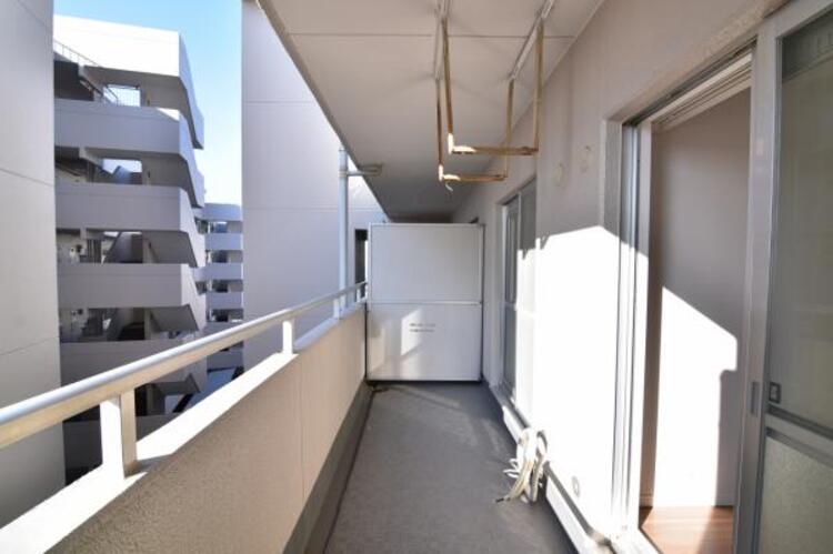 その他 バルコニー　心地よい風や陽光を楽しめるバルコニー。洗濯物を干すだけでなく、アイデア次第で多彩にお楽しみいただけます。