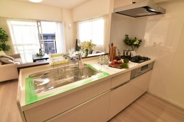 キッチン （配置してある家具はディスプレイ用になります）広々としたシステムキッチンは2人で立っても窮屈さを感じさせません。お休みの日にご家族みんなでお料理を楽しめます。