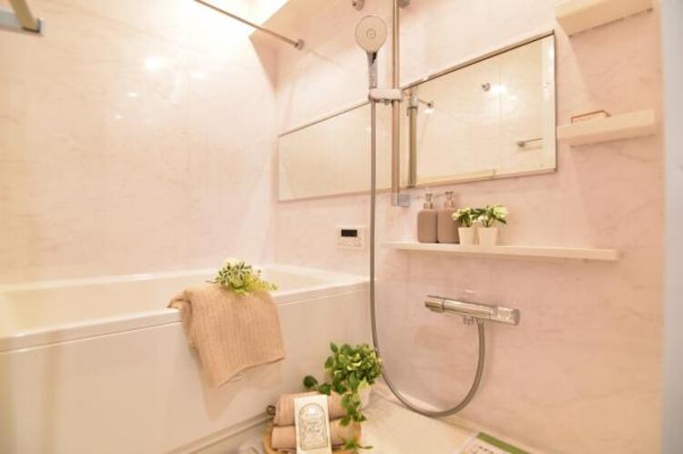 風呂 １日の疲れを癒してくれる広々とした浴室は癒しの空間としてカスタマイズが可能です。